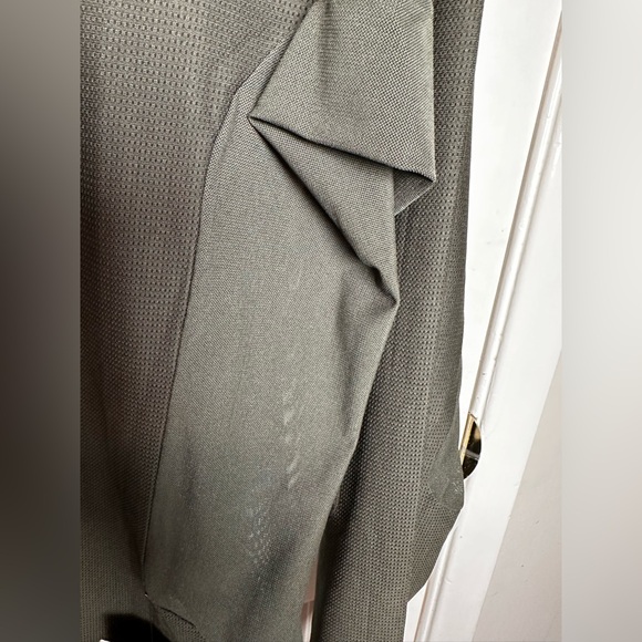 lululemon athletica Men's Dark Green Half-Zip Jacket with sheer detail - Picture 4 of 10